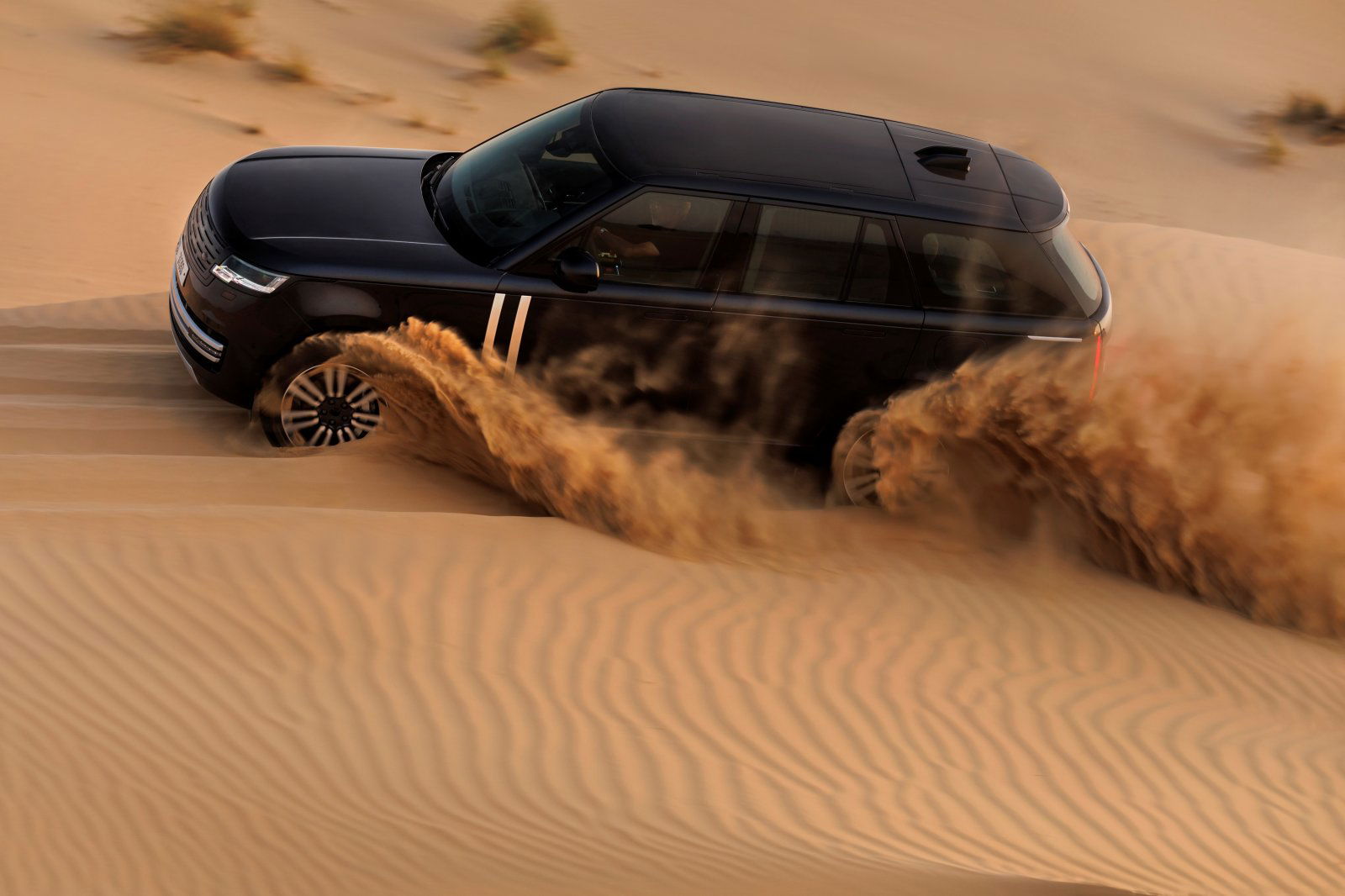 Blog: Range Rover's Electric SUV Testing in Dubai: A Game Changer for the UAE's Luxury Car Market.