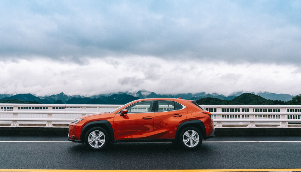 Lexus UX200